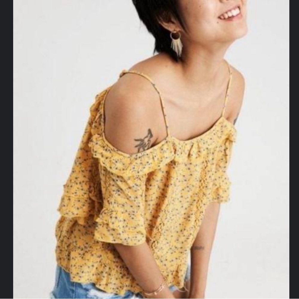 NWT💫
American Eagle Outfitters 
Floral Ruffle Cold Shoulder Blouse